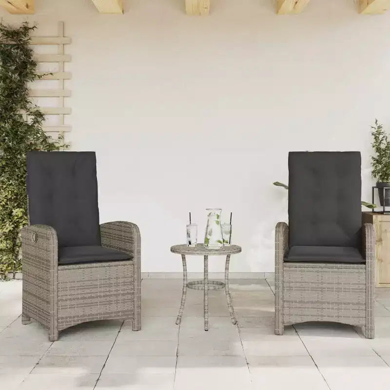 vidaXL Ensemble de bistro 3 pièces en rotin synthétique - Chaises inclinables réglables avec coussins et table ronde, résistant aux intempéries, gris/bleu marine
