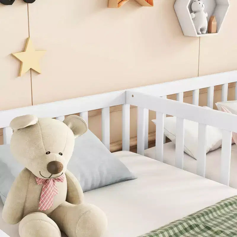 Lit au sol double avec barrière de sécurité, lit plateforme en bois pour 2 enfants