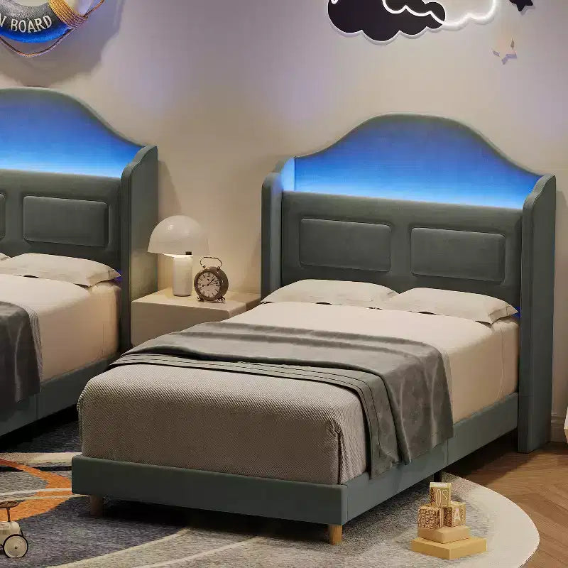 Cadre de lit enfant une place avec revêtement en velours, tête de lit à oreilles, éclairage LED et bibliothèque de rangement, lit une place style princesse, sans sommier