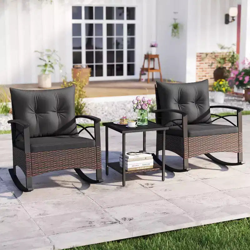 Ensemble de 3 chaises à bascule Costway en rotin avec accoudoirs et plateau de table en bois d'acacia pour véranda ou balcon, marron mélangé + beige/gris/bleu marine/noir