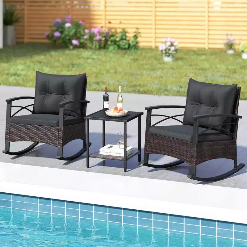Ensemble de 3 chaises à bascule Costway en rotin avec accoudoirs et plateau de table en bois d'acacia pour véranda ou balcon, marron mélangé + beige/gris/bleu marine/noir