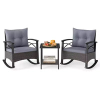 Ensemble de 3 chaises à bascule Costway en rotin avec accoudoirs et plateau de table en bois d'acacia pour véranda ou balcon, marron mélangé + beige/gris/bleu marine/noir