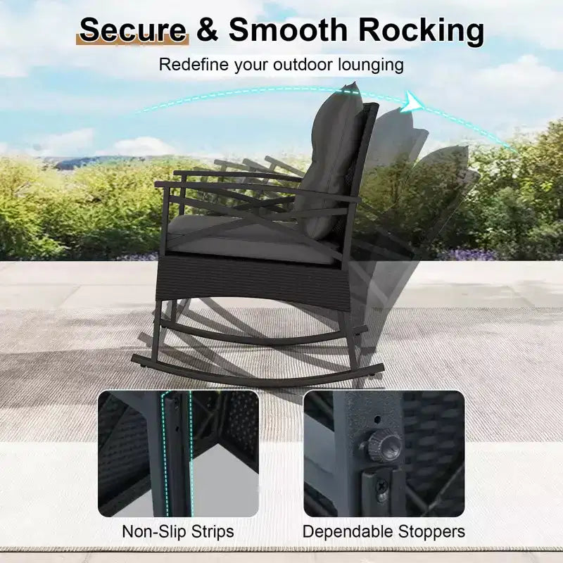 Ensemble de 3 chaises à bascule Costway en rotin avec accoudoirs et plateau de table en bois d'acacia pour véranda ou balcon, marron mélangé + beige/gris/bleu marine/noir