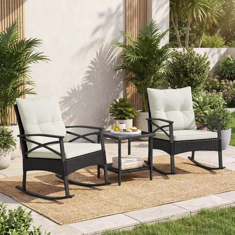 Ensemble de 3 chaises à bascule Costway en rotin avec accoudoirs et plateau de table en bois d'acacia pour véranda ou balcon, marron mélangé + beige/gris/bleu marine/noir