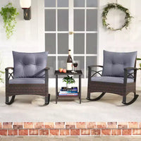 Ensemble de 3 chaises à bascule Costway en rotin avec accoudoirs et plateau de table en bois d'acacia pour véranda ou balcon, marron mélangé + beige/gris/bleu marine/noir