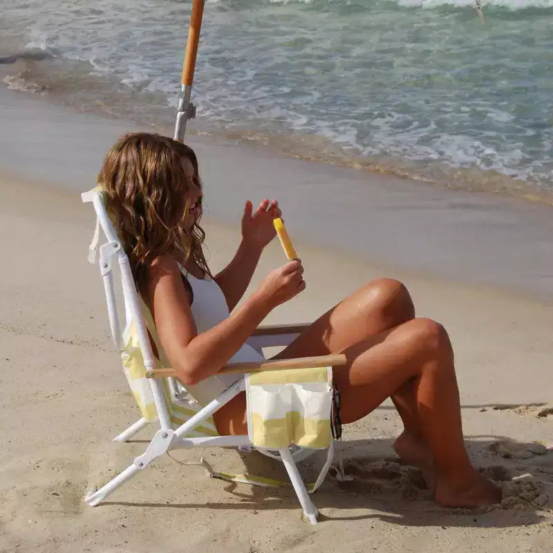 Sunnylife : Chaise de plage Deluxe - La Mer Limon Stripe - transat en tissu jaune