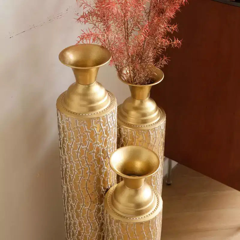 NAYSAYE Vases Décoratifs en Métal 3 Pièces, Motif Vigne Vieilli pour Centres de Table Élégants, Or Antique, 21.02*7.99*35.98