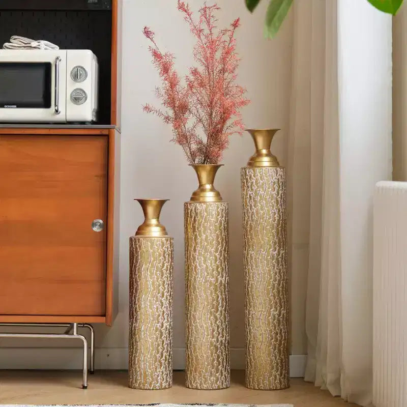 NAYSAYE Vases Décoratifs en Métal 3 Pièces, Motif Vigne Vieilli pour Centres de Table Élégants, Or Antique, 21.02*7.99*35.98