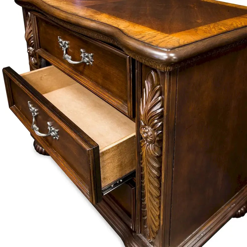 Table de chevet Ulis traditionnelle en bois massif de cerisier à 3 tiroirs par Furniture of America
