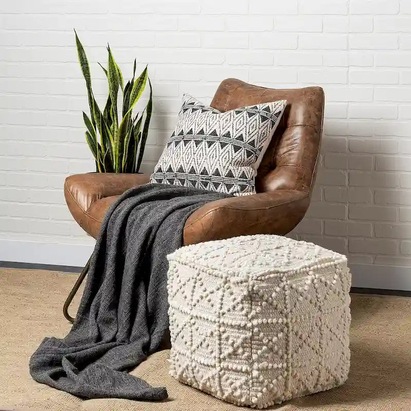 Pouf carré en laine crème Leroy avec détails popcorn