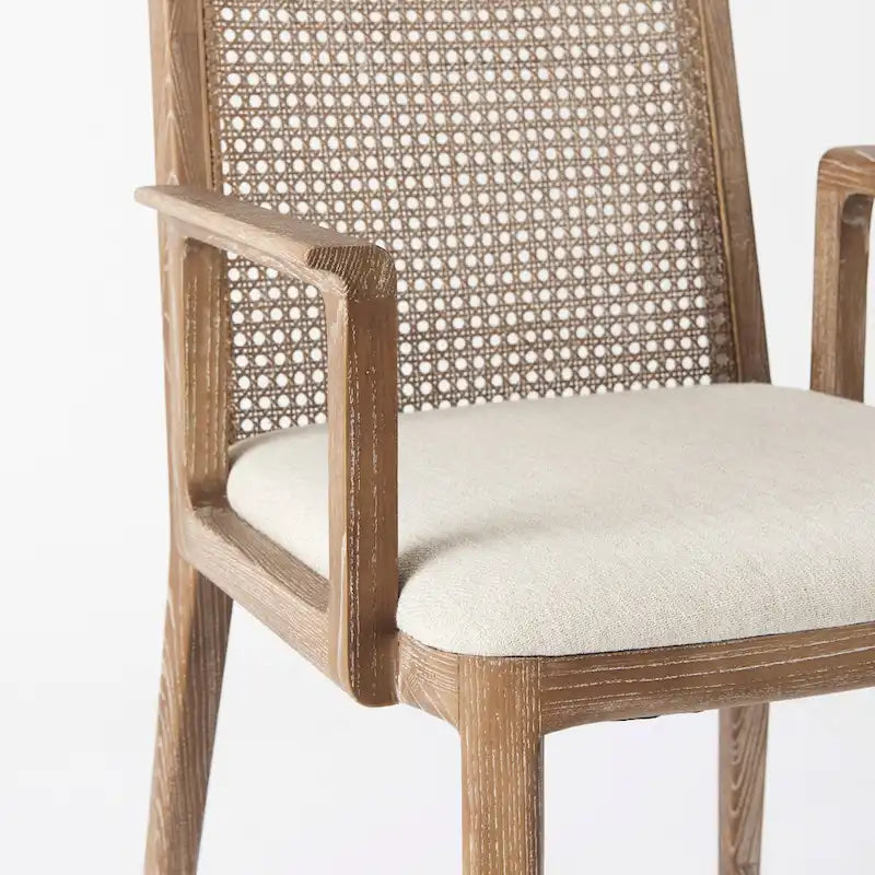 Chaise de salle à manger Clara à assise en tissu crème, dossier cannage et structure en bois massif brun clair