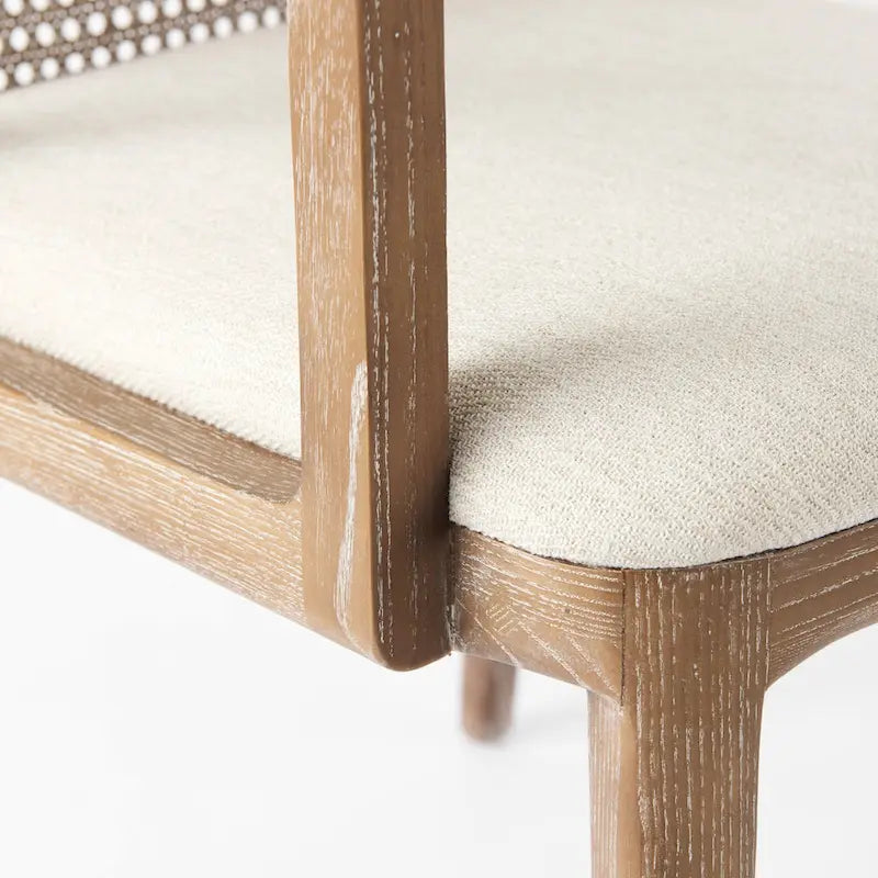 Chaise de salle à manger Clara à assise en tissu crème, dossier cannage et structure en bois massif brun clair