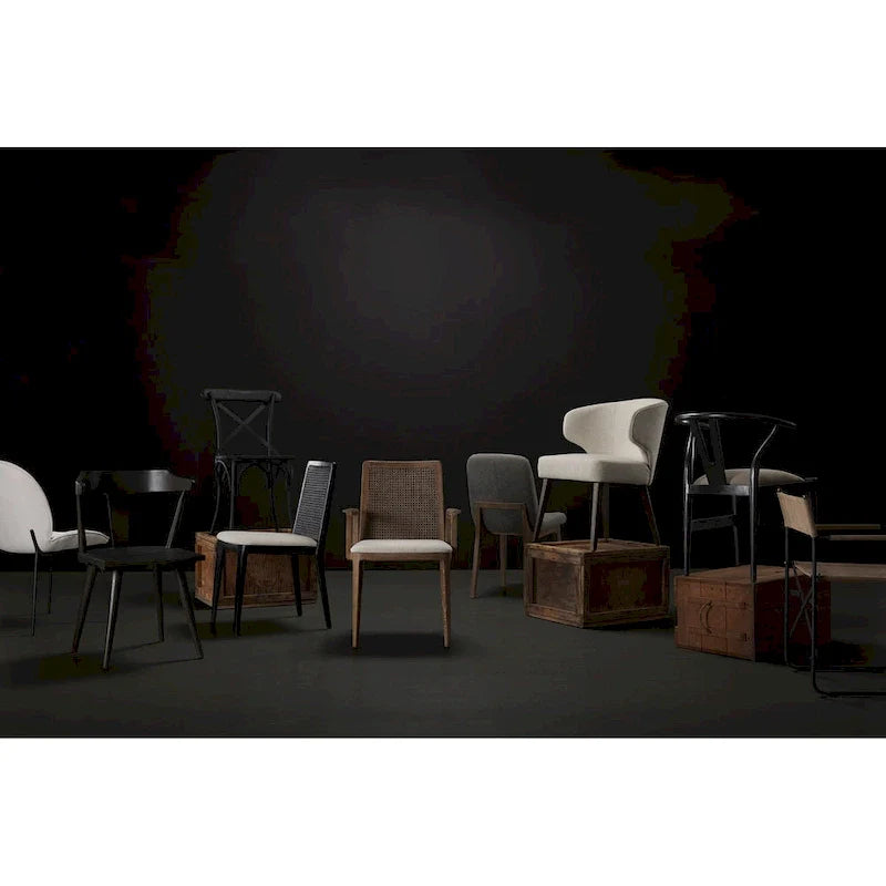 Chaise de salle à manger Clara à assise en tissu crème, dossier cannage et structure en bois massif brun clair