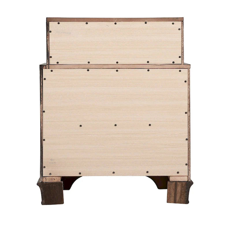 Table de chevet traditionnelle à trois tiroirs, deux niveaux et poignées métalliques