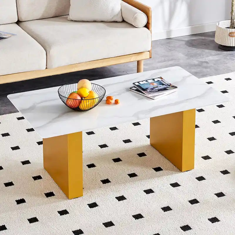 Table basse et table à manger modernes minimalistes en verre trempé avec autocollant, associées à des décorations dorées en MDF.