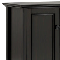WYNDENHALL Halifax Armoire de rangement transitionnelle large en bois massif 66 po à 4 portes en brun hickory - 18p x 66l x 34h