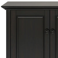 WYNDENHALL Halifax Armoire de rangement transitionnelle large en bois massif 66 po à 4 portes en brun hickory - 18p x 66l x 34h